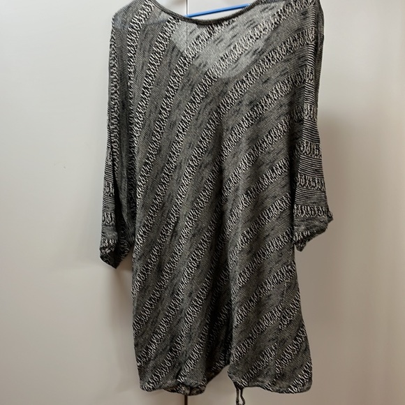 Women’s black and white design top - Picture 6 of 6